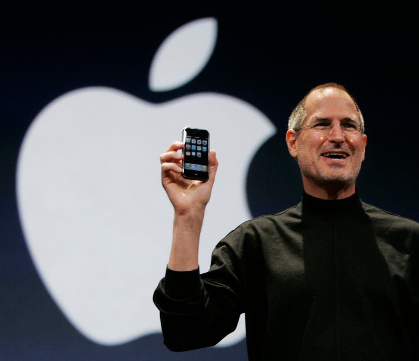 2007 präsentiert Steve Jobs, der damalige und inzwischen verstorbene CEO und Mitbegründer von Apple, das iPhone 1 mit den Worten «Heute erfindet Apple das Telefon neu». Was heute fast schon lächerlich wirkt, war damals revolutionär: 2 Megapixel-Kamera, bis zu 16GB Speichervolumen, Touchscreen und Internetverbindung per EDGE. In den ersten zwei Tagen wurden gut 270'000 iPhones verkauft.