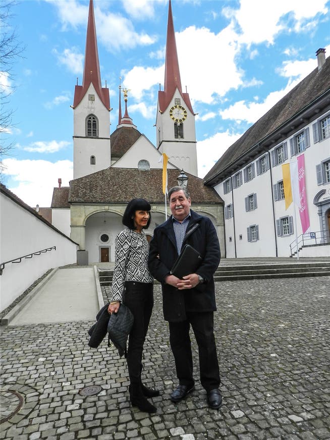 Das Ehepaar Martin und Beatrice Egli vor der Klosterkirche. Jörg Baumann
