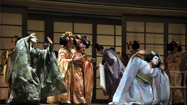 Das gestische Repertoire des japanischen Nô-Theaters lässt das tragische Ende von Madama Butterfly vorausahnen. Teatro alla Scala