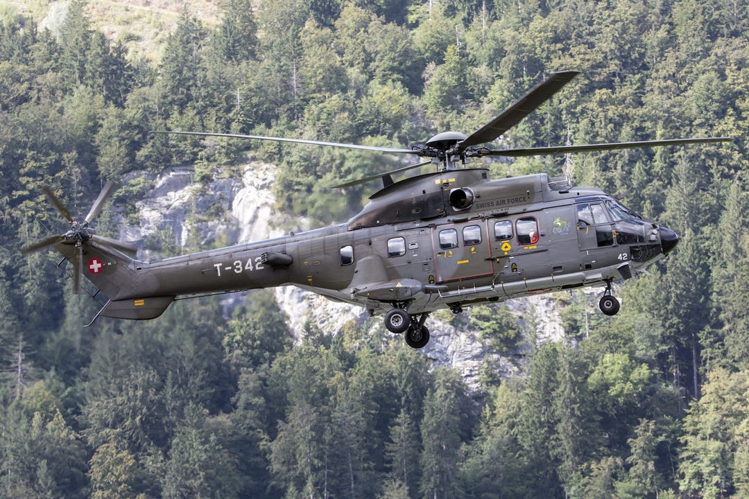Armee-Helikopter suchen am Dienstag nach der Absturzstelle.