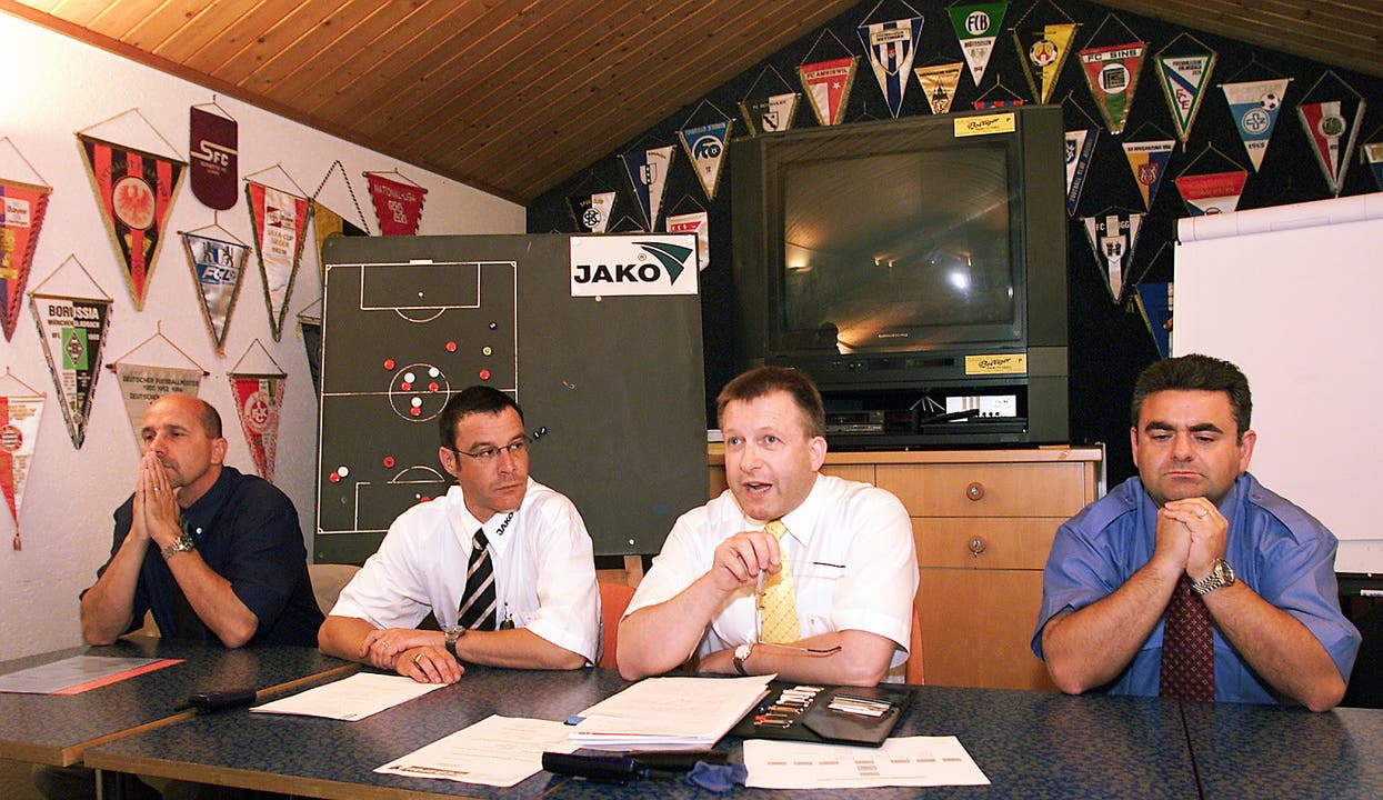 Die Leitung des FC Aarau gibt am 5. Juli 2001 im Clubhaus des Stadion Brügglifeld in Aarau eine PK. Im Bild: V. L. Fredy Strasser (Technik), Daniel Probst (VizePräsident / Marketing), Peter Kappeler (Präsident), Valerio Rizzo (Nachwuchs).