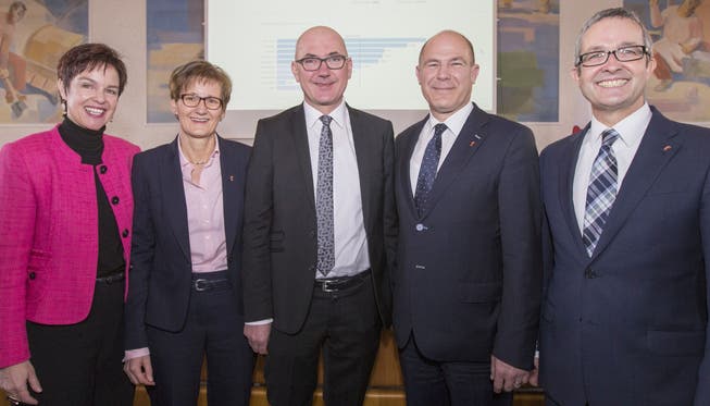 Die fünfköpfige Baselbieter Regierung mit (v.l.) Monica Gschwind (FDP), Sabine Pegoraro (FDP), Isaac Reber (Grüne), Anton Lauber (CVP) und Thomas Weber (SVP)