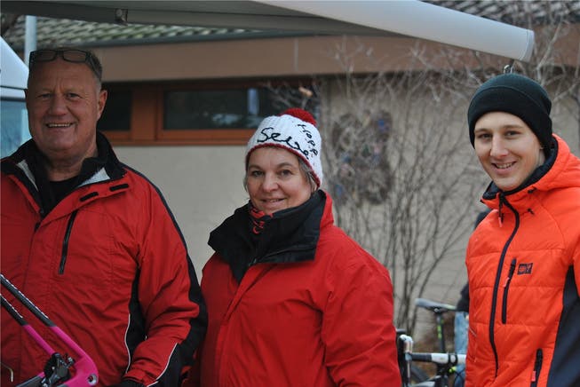 Radquer-Elitefahrer Severin Sägesser mit seinen Eltern Hansjörg und Christa, die den 24-Jährigen bei den Rennen tatkräftig unterstützen.