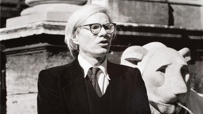 In gewohnt regloser Maske: Andy Warhol vor dem Mosesbrunnen.