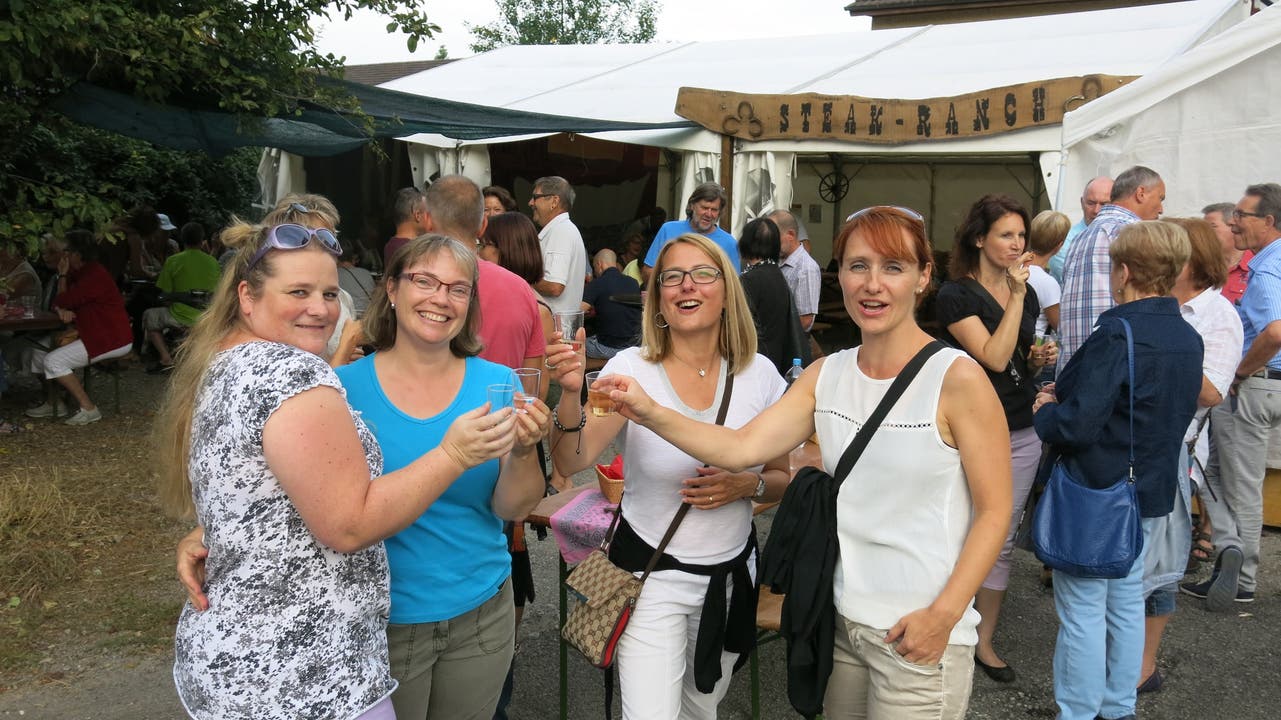 Jeanine, Brigitte, Fränzi und Pia (von links) genossen das Dorffest in vollen Zügen.