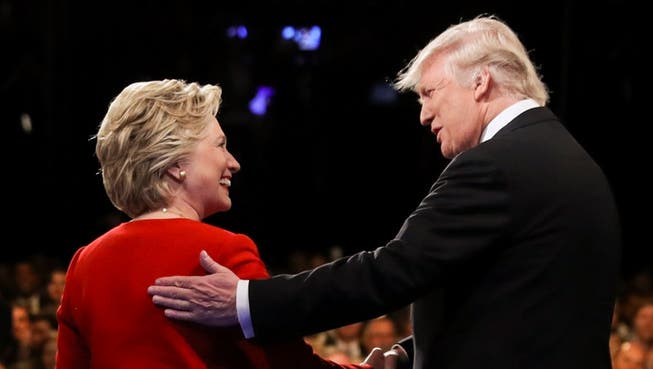 Clinton und Trump nach einer TV-Debatte.