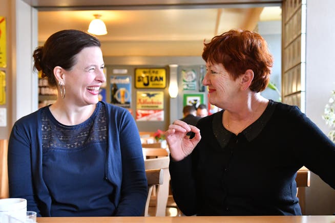 Myriam Frey, Co-Präsidentin der Grünen Region Olten (l.) und Iris Schelbert, Stadträtin: «Wir Grünen sind so hartnäckig und wetterfest wie Efeu».