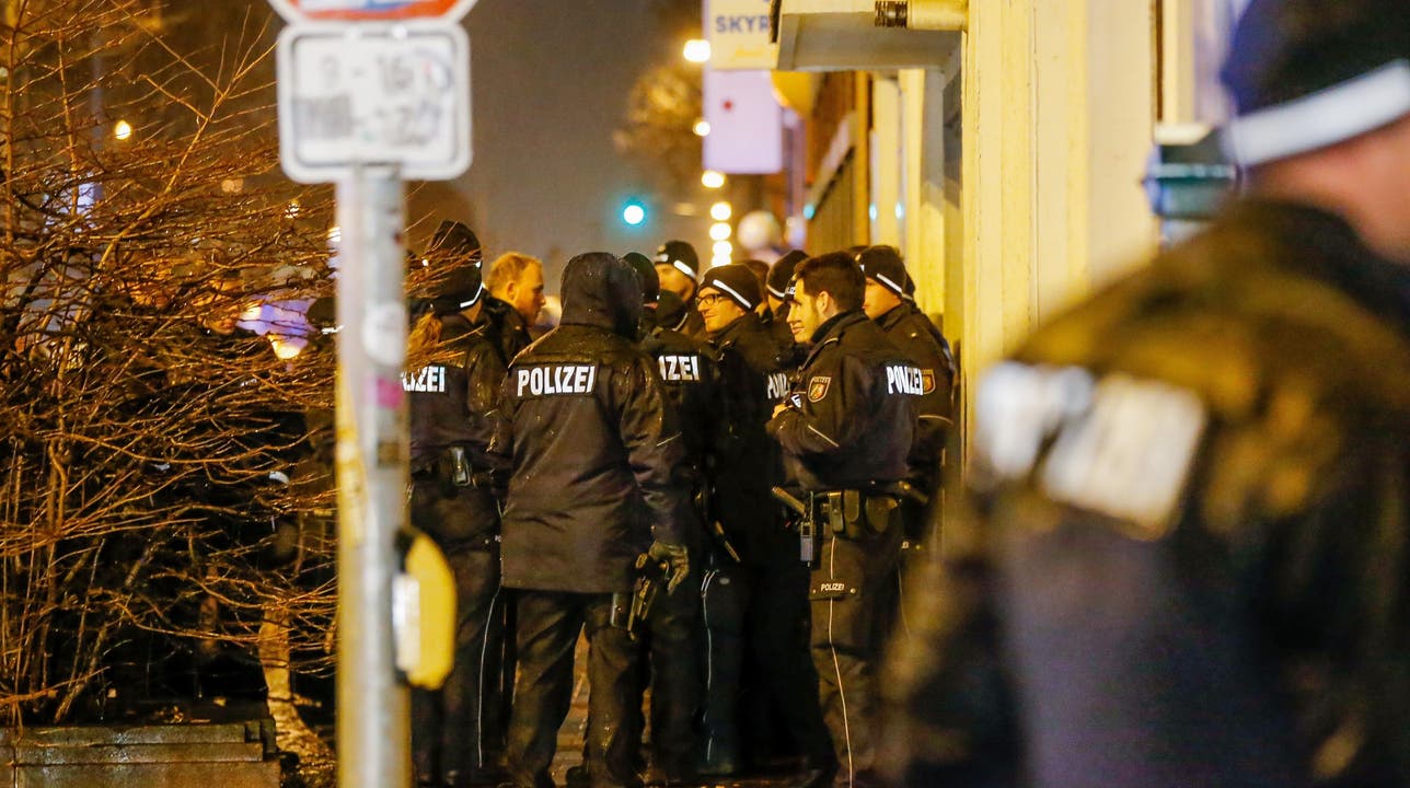 Anti-Terror-Einsatz in Dortmund: Ein Sondereinsatzkommando durchsucht am frühen Donnerstagmorgen zwei Wohnungen.