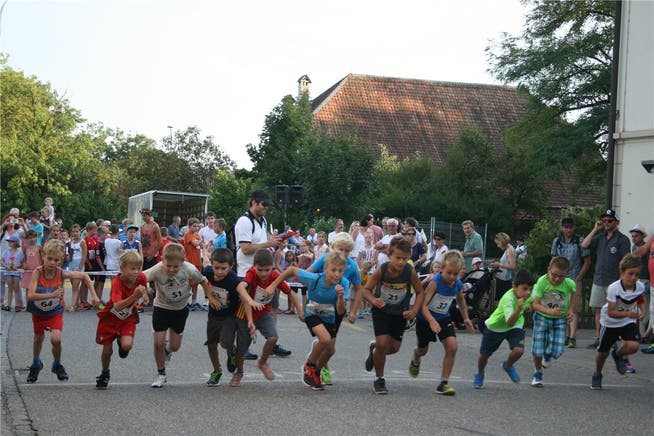Achtung, fertig, los: 64 Kinder rannten über 400 Meter um die Wette.