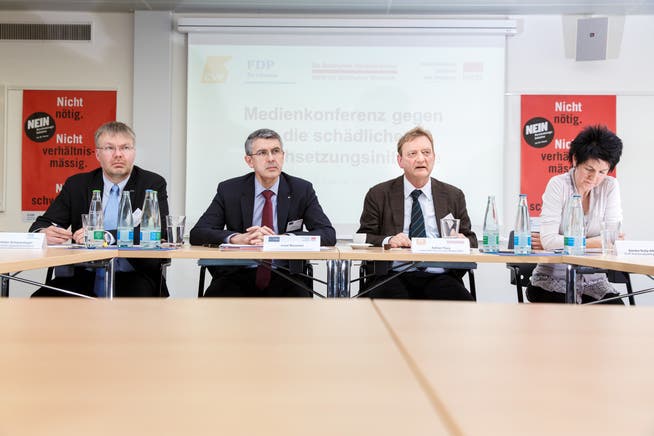 Vereint gegen die Durchsetzungsinitiative: FDP-Präsident Christian Scheuermeyer mit den Unternehmern Joseph Maushart und Adrian Flury sowie CVP-Chefin Sandra Kolly (v.l.).