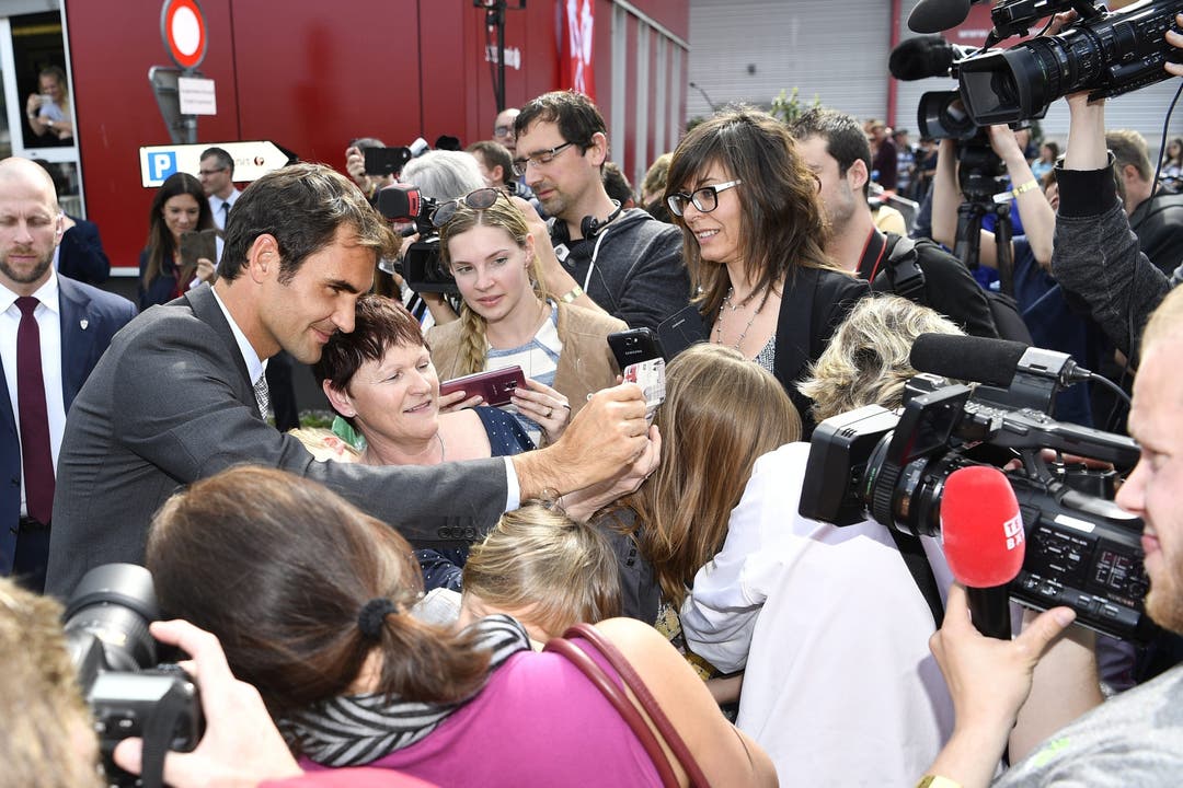 Roger Federer macht seine Fans mit Selfies glücklich