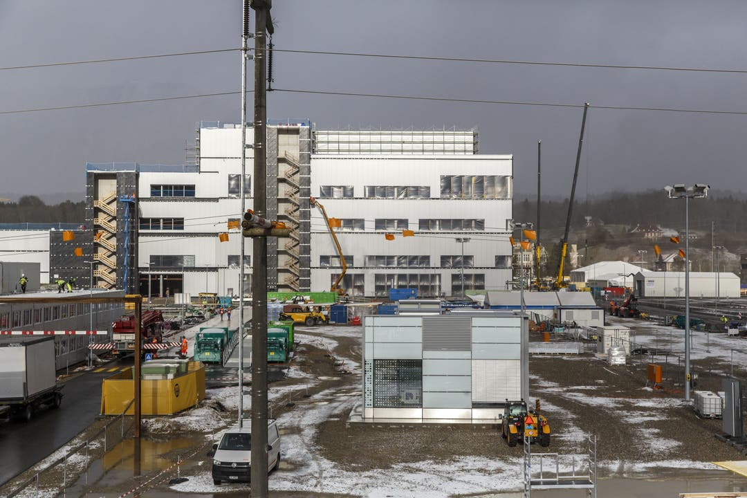 In nur einem Jahr ist auf dem brachliegenden Areal der ehemaligen Zellulosefabrik in Luterbach ein riesiger, 40 Meter hoher Produktionskomplex hochgezogen worden.