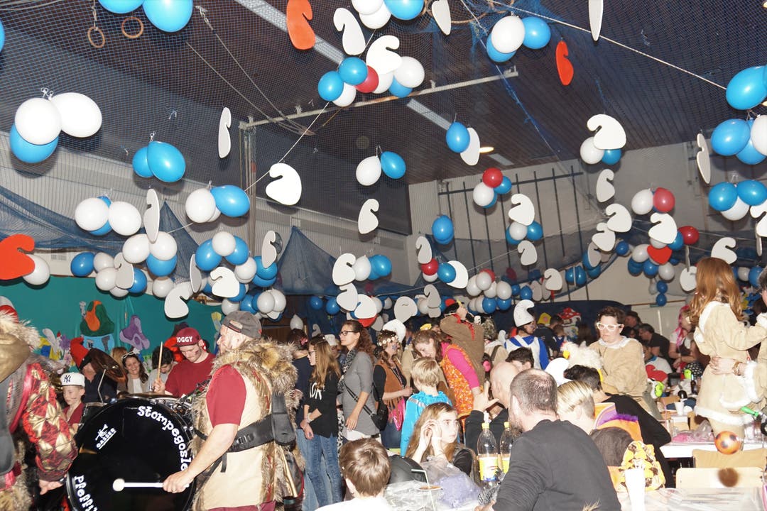 Kinderfasnacht Die Halle ist mit Ballons und Schlümpfen bunt dekoriert.