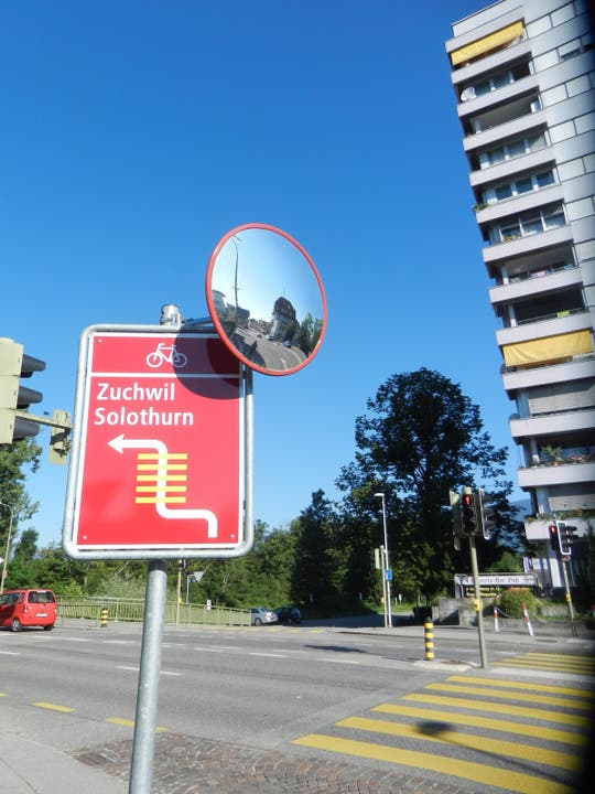 In Derendingen dürfen die Velofahrer den Fussgängerstreifen benützen, um die Luzernstrasse zu queren