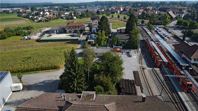 Blick in Richtung Lohn-Ammannsegg auf den Bahnhof Bätterkinden und den geplanten Depotstandort in der «Leimgrube» (Maisfeld in der Bildmitte links).