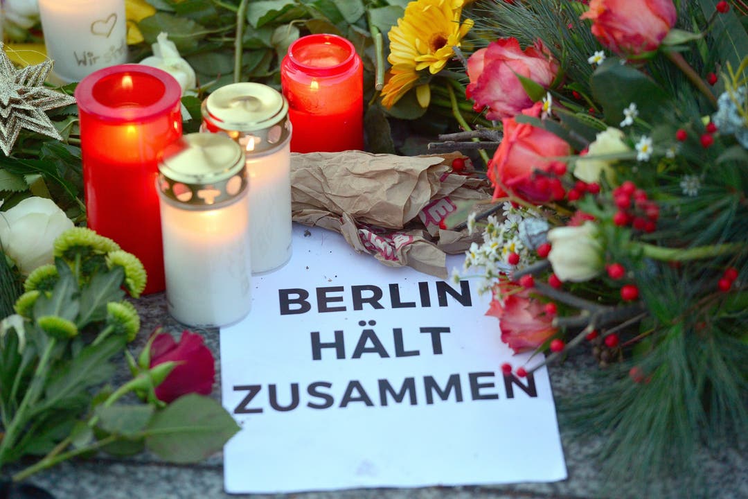 MIt Kerzen und Blumen trauert Berlin um die Opfer.