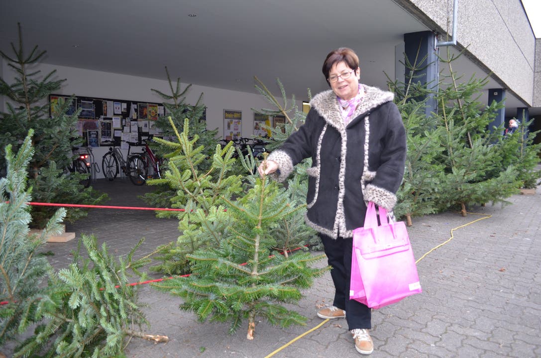Rosmarie Rüttimann (71) «Für mich ist der Weihnachtsbaum ein Zeichen für Friede, Freude und Familie. Die Grösse des Baums ist egal. Ich werde ihn mit Bändern und Kugeln verzieren. Aber ohne echte Kerzen – das ist zu gefährlich.»