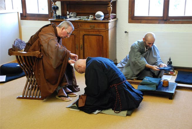 Meister Shosan Kogetsu schert dem neuen Mönch das letzte Haarbüschel ab.