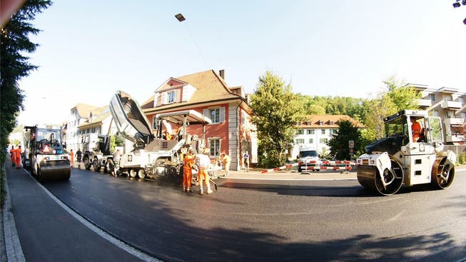 Am Wochenende ist auf der viel befahrenen Strasse in Baden ein lärmarmer Belag eingebaut worden. ZVG