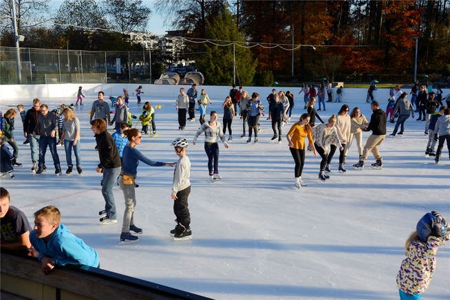Kurz nach dem Saisonauftakt im November wurde die Ausseneisfläche der Eisbahn Sportzentrum Zuchwil bei warmer Witterung rege genutzt.