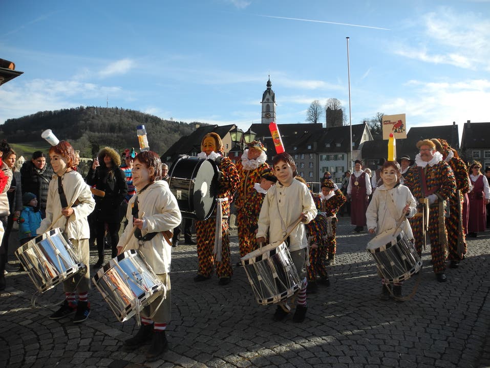 Auf dem Weg zur traditionellen Salmanlandung: Die Kindertschättermusik überquert die Rheinbrücke in Laufenburg Richtung Deutschland.