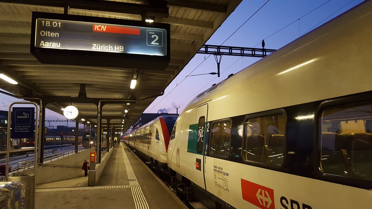 Der Zug nach Zürich steht bereits in Solothurn. Aufgrund der Unterbrechung kann er nicht weiterfahren und fährt ab Solothurn wieder zurück. Reisende Richtung Genf müssen den RE nach Bern nehmen.
