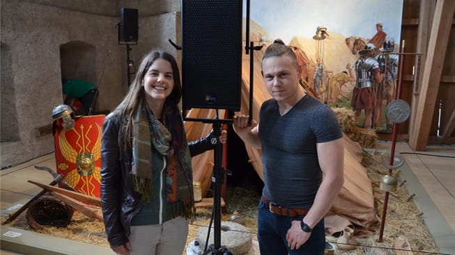 Rahel Göldi (Leiterin Legionärspfad) und Michael Baumann (Musiker und Soundtechniker) freuen sich auf die Soundperformance «Tumultus – Hörst du das Legionslager?».