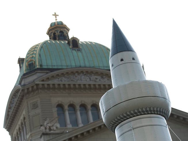 Ein Minarett aus Kunststoff steht auf dem Bundesplatz in Bern: Laut einer Umfrage sieht eine Mehrheit in der Schweiz keinen Platz für den Islam als offizielle Religion. (Archivbild)