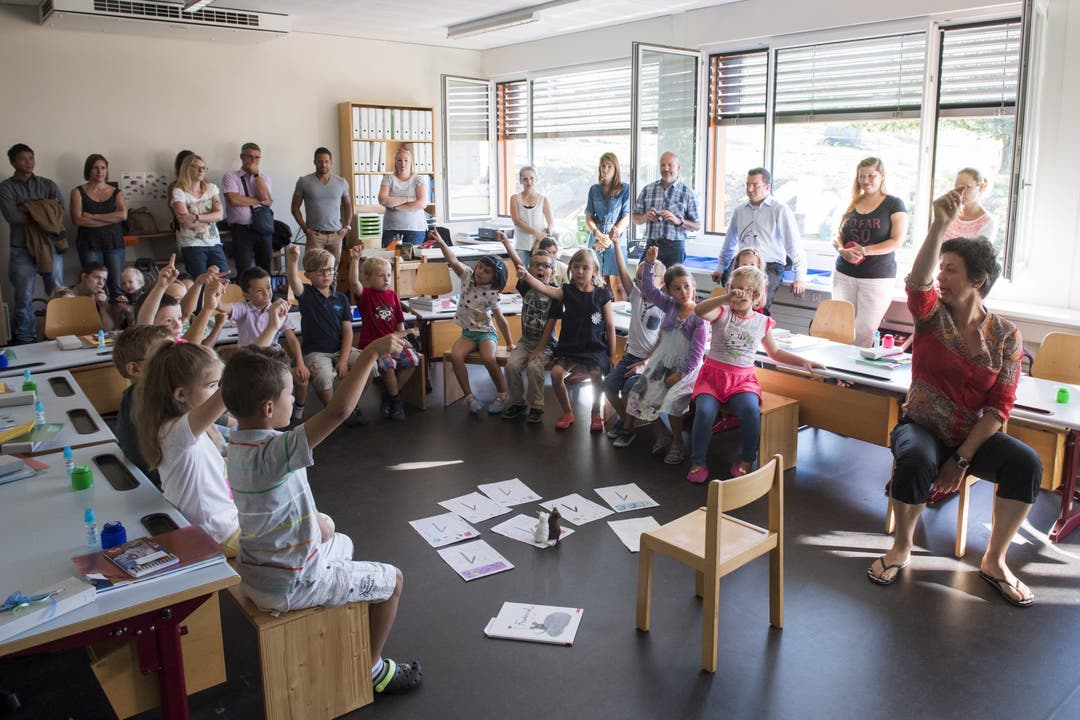 Schulanfang Remetschwil: Kinder und Lehrpersonen nehmen neues Schulhaus in Betrieb