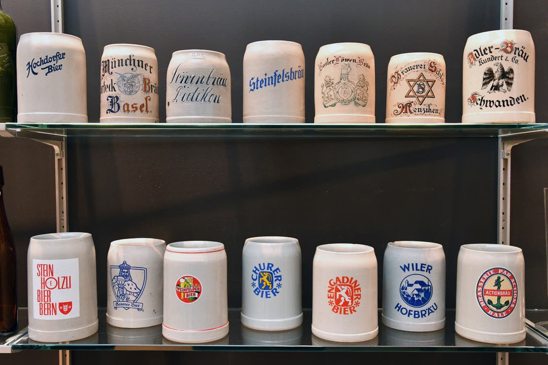 Steingut-Humpen verschiedener Schweizer Brauereien – die meisten davon existieren nicht mehr, wie etwa die Brauerei Schlör, Menziken