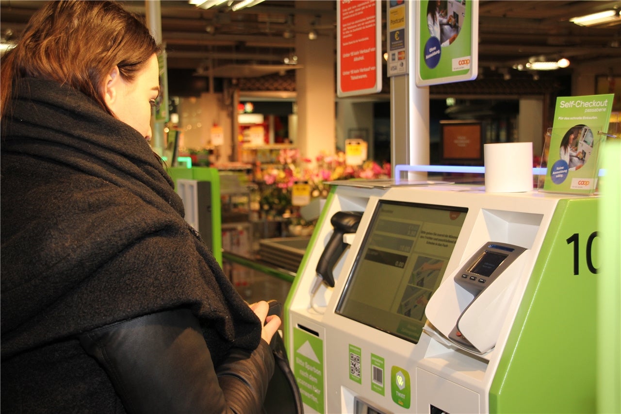 Ich stehe gerne an der Kasse. Behind the checkout line