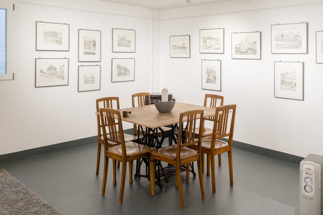 undefined Der Raum, in dem Monica Hollenweger die Bilder ausgestellt hat, die sie von den Kantonshauptstädten gezeichnet hat.