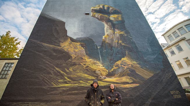 Die Solothurner Onur Dinc (l.) und Remo Lienhard vor einem Wandbild, das sie in Island geschaffen haben.