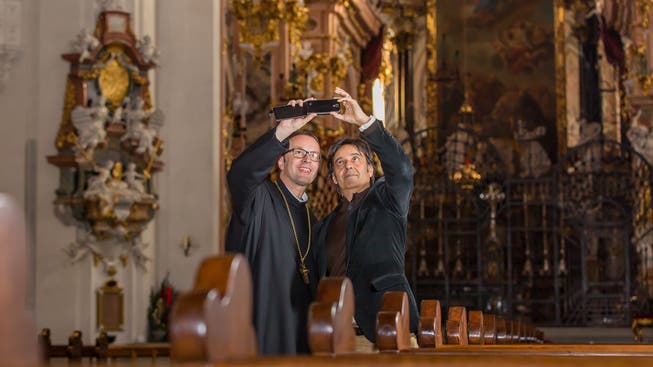 Der eine glaubt an Gott, der andere nicht: Fürs Selfie rückten Abt Urban Federer und Autor Martin Dean trotzdem nah zusammen.