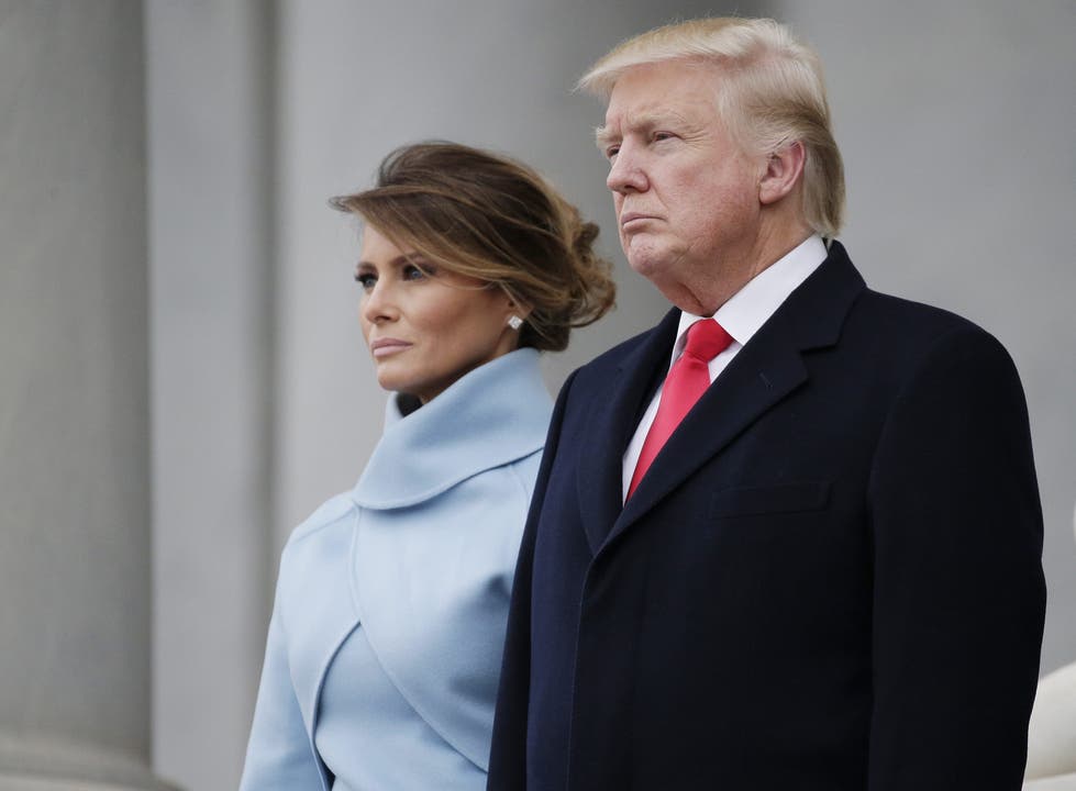 Trump nahm mit Ehefrau Melania und dem Vizepräsidentenpaar Pence die Parade ab.