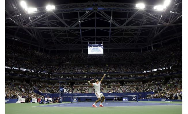 Im grössten Tennisstadion der Welt, dem Arthur Ashe Stadium, will Roger Federer auch heute im Final gegen Novak Djokovic eine Glanzleistung abliefern. Foto: Keystone