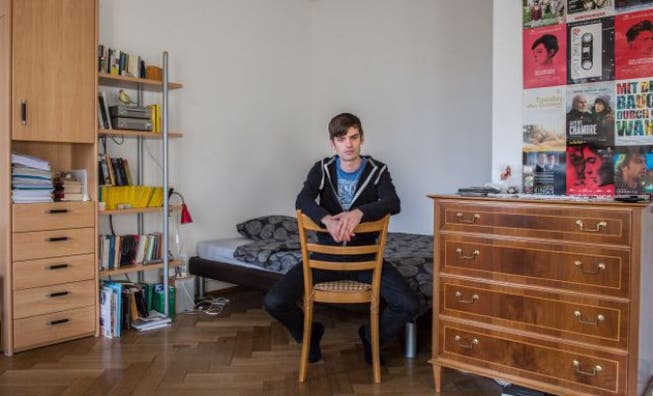 «Hauptsache günstig und ich habe ein Bett zum Schlafen», meint der Jungschauspieler Reto Stalder zu seiner schlicht eingerichteten Wohnung. Foto: Mathias Marx