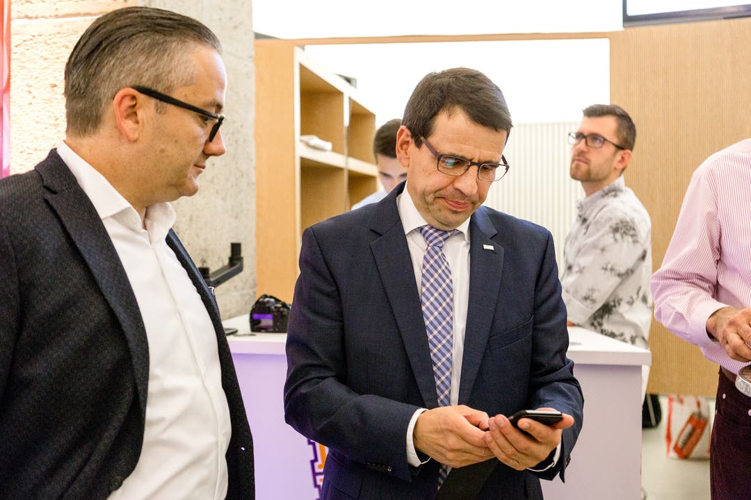 FDP-Aargau-Parteipräsident Matthias Jauslin kontrolliert die aktuellen Ergebnisse auf seinem Smartphone.