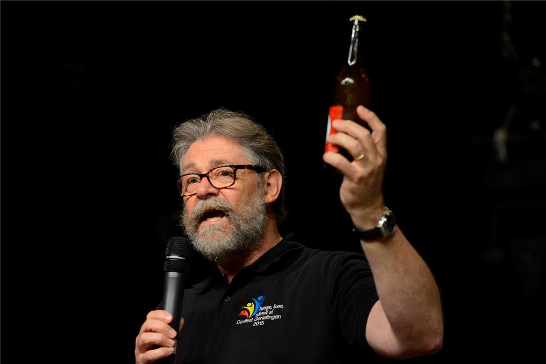 Peter Jordi präsentiert am Dorffest 2016 stolz das Gerlafinger Bier.