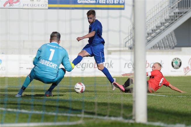 Der Torhüter des FC Iliria wird im Cupspiel gegen FC Grenchen 15 geprüft.