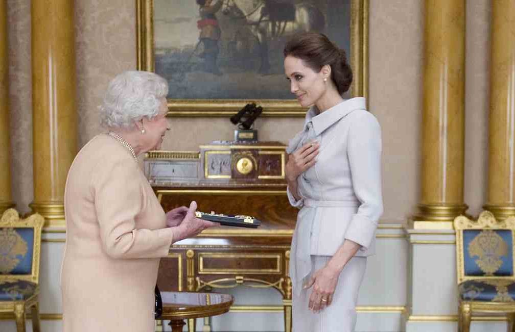Angelina Jolie wird von der britischen Königin Elizabeth II. in den Stand der Dame erhoben – dem weiblichen Gegenstück zum Ritter.