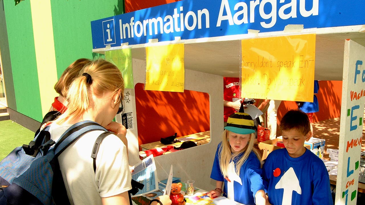 «Ausfahrt Aargau» So präsentierte sich der Kanton am 1. Juni 2002 an der Expo. Schüler betreuten die Infostände.