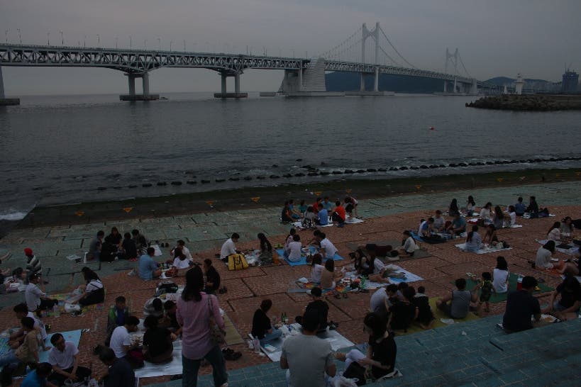 Die Einwohner von Busan beim abendlichen Picknick direkt am Meer