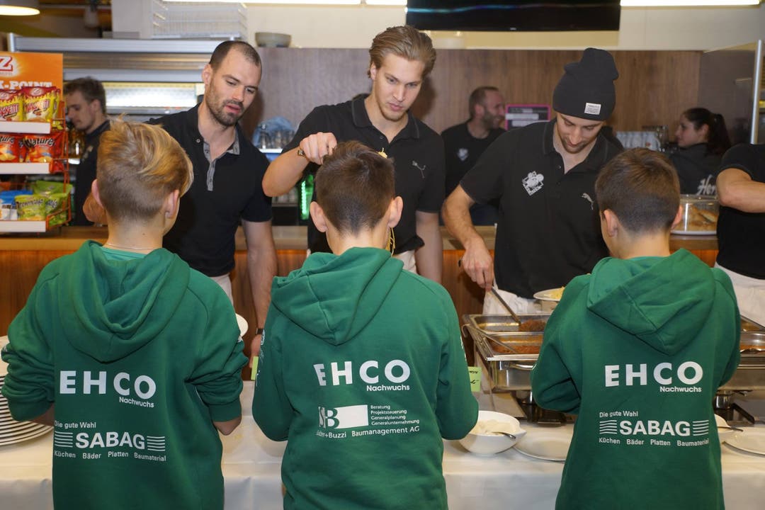 Impressionen vom EHCO-Spaghettiplausch zwischen der ersten Mannschaft und den Nachwuchsspielern.