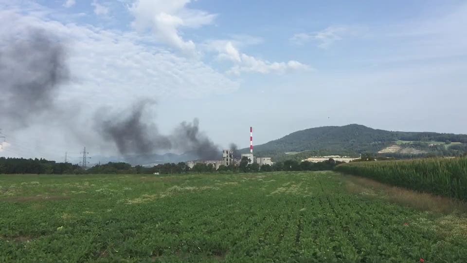 Der Rauch war knapp eine Stunde über dem Areal der Jura Cement Fabriken zu sehen.