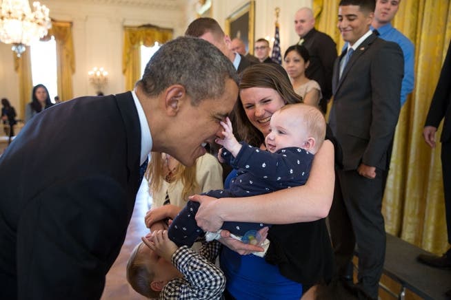 März 2014: Ein Baby tastet Obamas Nase ab.