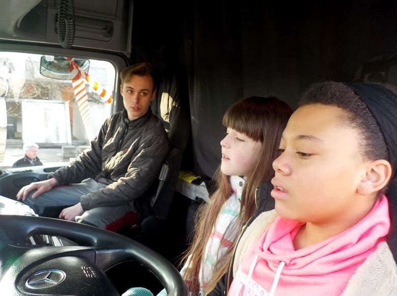 Im Schulhaus Fondli konnten die Mittelstufenschüler letzte Woche schon in einen Lastwagen sitzen. Das Projekt "Toter Winkel" wird in allen Dietiker Schulen durchgeführt.