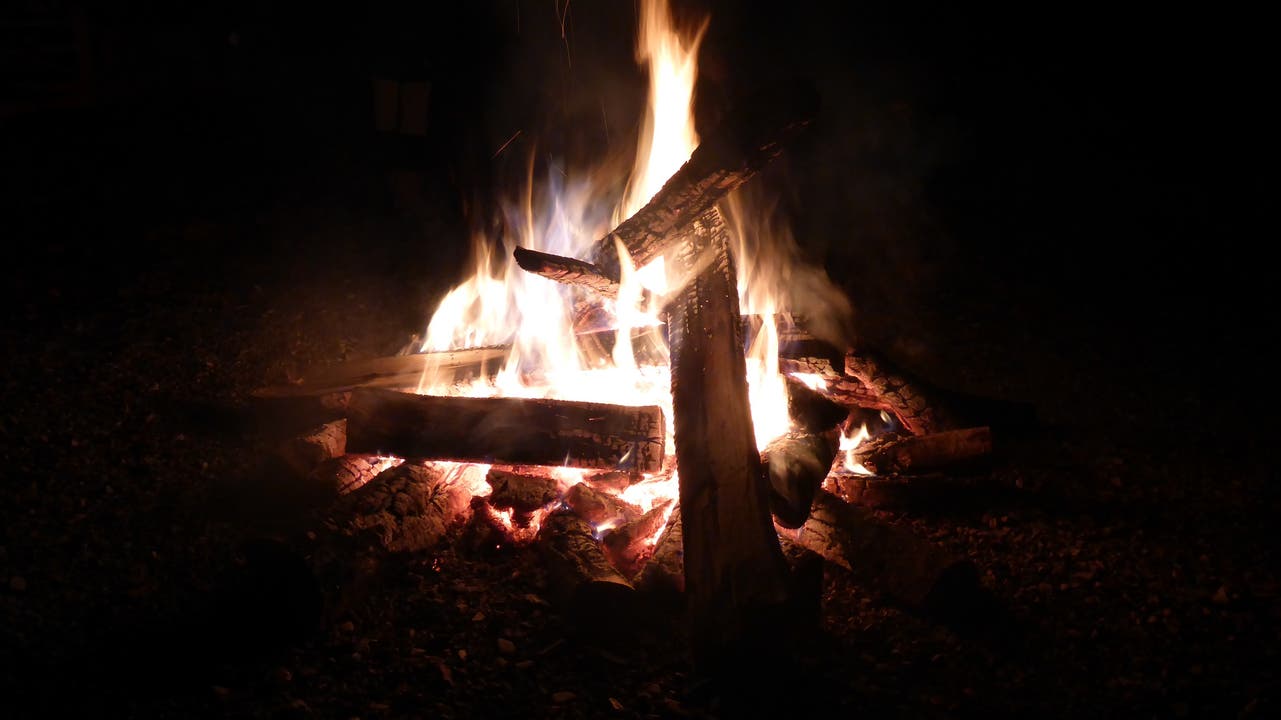 Ein grosses Feuer sorgte in der eisigen Kälte für Wärme.