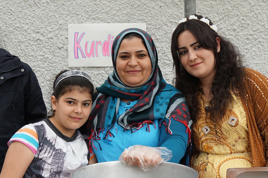 Die Frauen aus Kurdistan verwöhnen die Festbesucher mit Kube und weiteren kurdischen Spezialitäten.