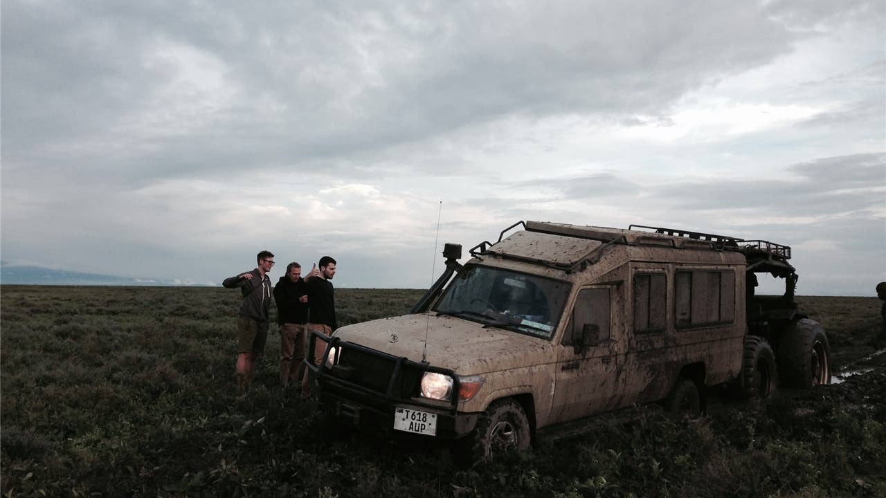 Tansania: Der Jeep steckte im Schlamm fest. Kenny (Mitte) und Marc Eichenberger (rechts) sowie Schwiegersohn Marcgeben aber nicht auf.zvg